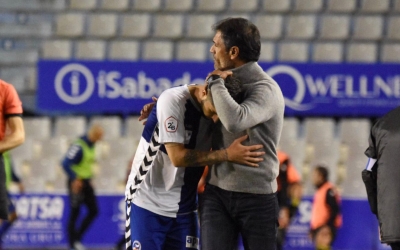 Seligrat i Domínguez s'abracen després del canvi | Críspulo Díaz